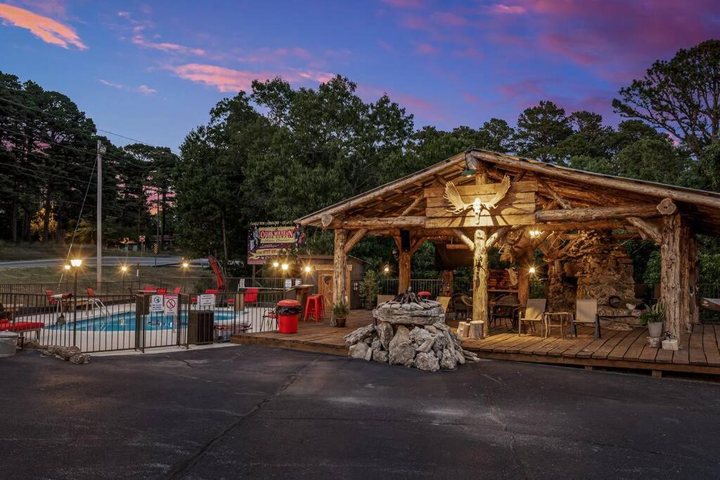 Stonegate Lodge King Bed Wifi 50In Roku Tv Salt Water Pool Room #102 Eureka Springs Buitenkant foto
