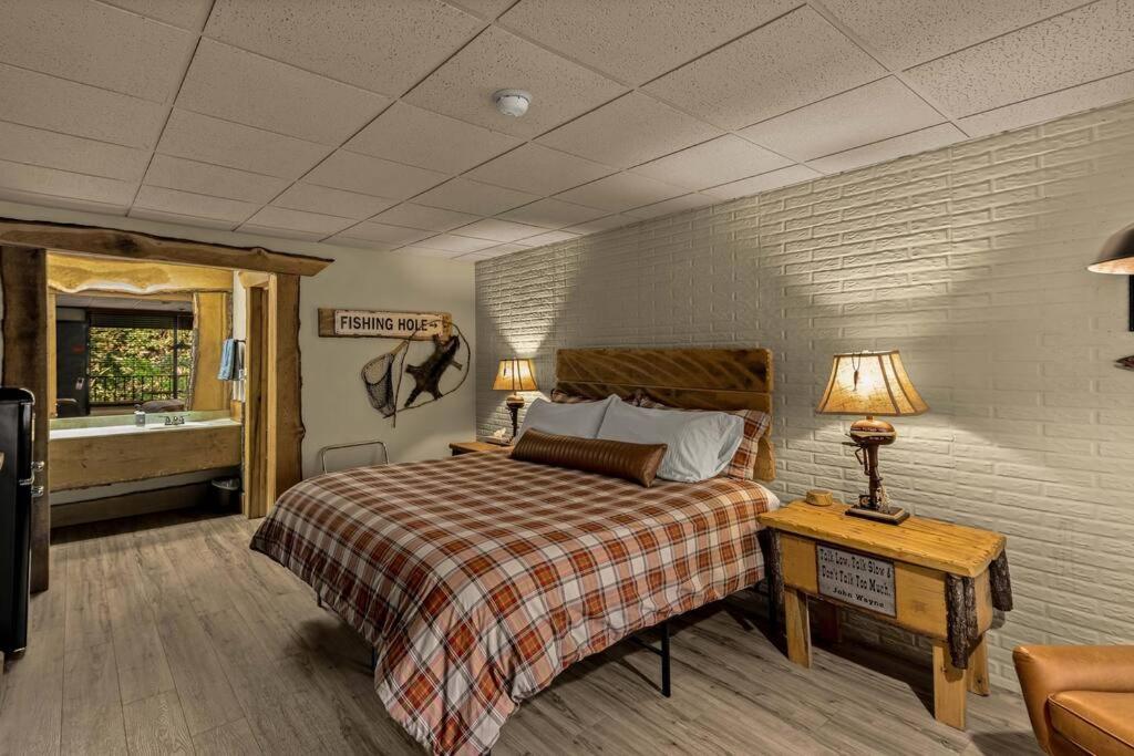 Stonegate Lodge King Bed Wifi 50In Roku Tv Salt Water Pool Room #102 Eureka Springs Buitenkant foto