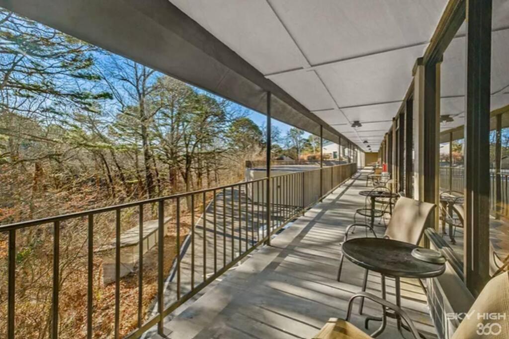 Stonegate Lodge King Bed Wifi 50In Roku Tv Salt Water Pool Room #102 Eureka Springs Buitenkant foto