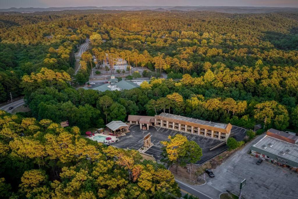 Stonegate Lodge King Bed Wifi 50In Roku Tv Salt Water Pool Room #102 Eureka Springs Buitenkant foto