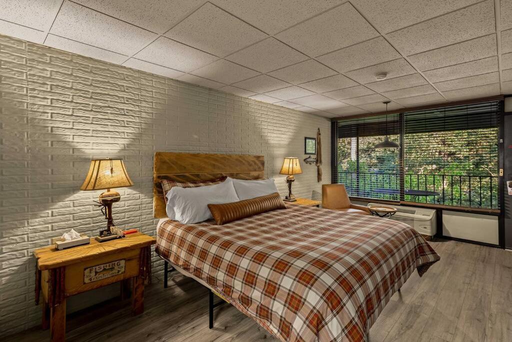 Stonegate Lodge King Bed Wifi 50In Roku Tv Salt Water Pool Room #102 Eureka Springs Buitenkant foto